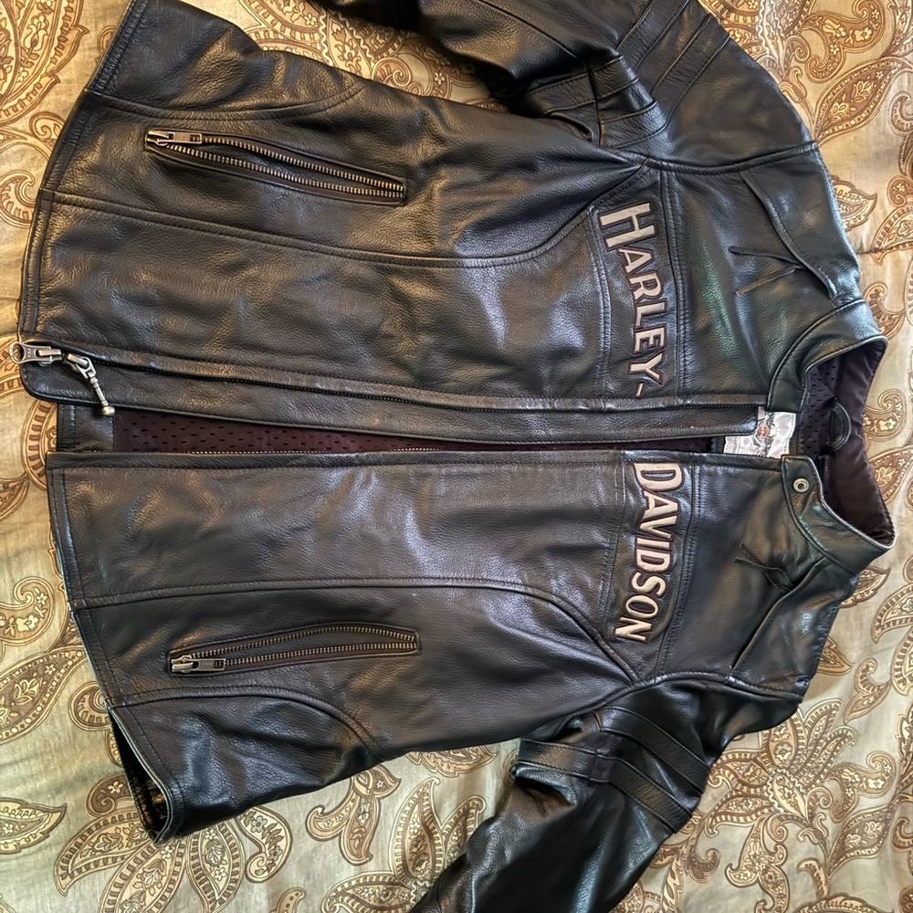 Harley Davidson leather jacket , in new condition. smoke free and pet free home.